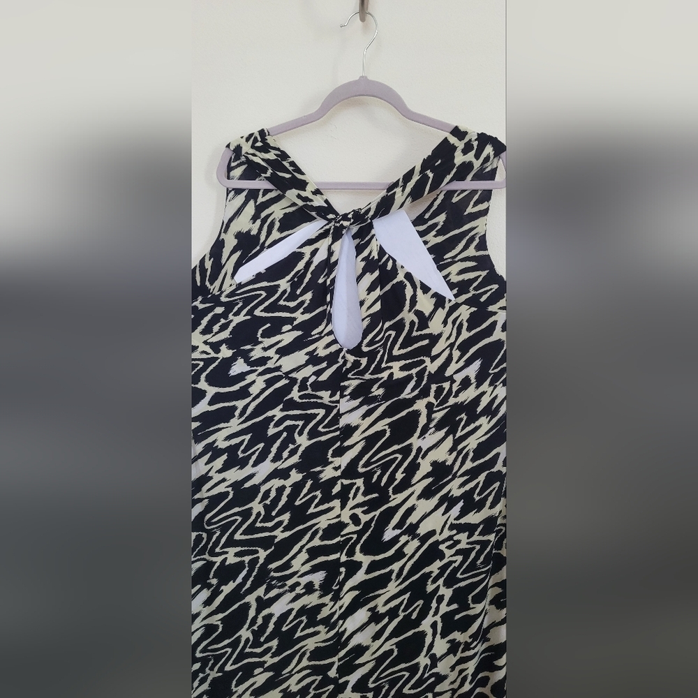 Chic Black and White Abstract Print Dress - Picture 7 of 16